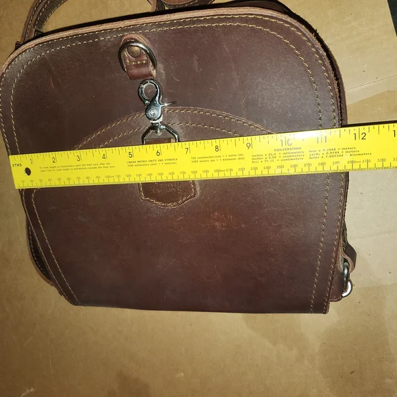 SaddlebackBrown Leather Messenger Bag with Classic Design unisex